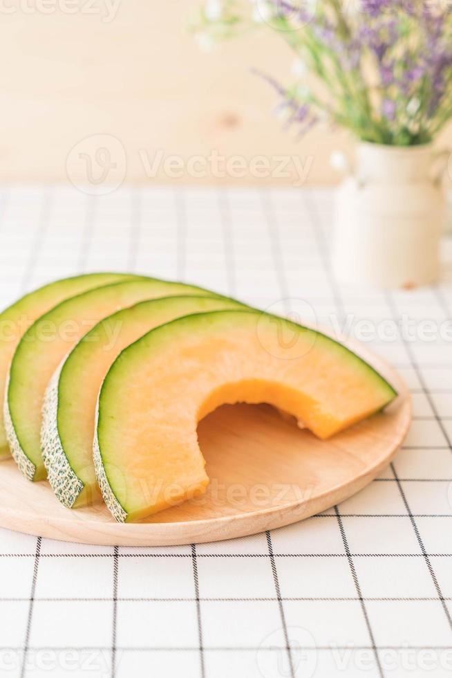 färsk cantaloupemelon till efterrätt på bordet foto