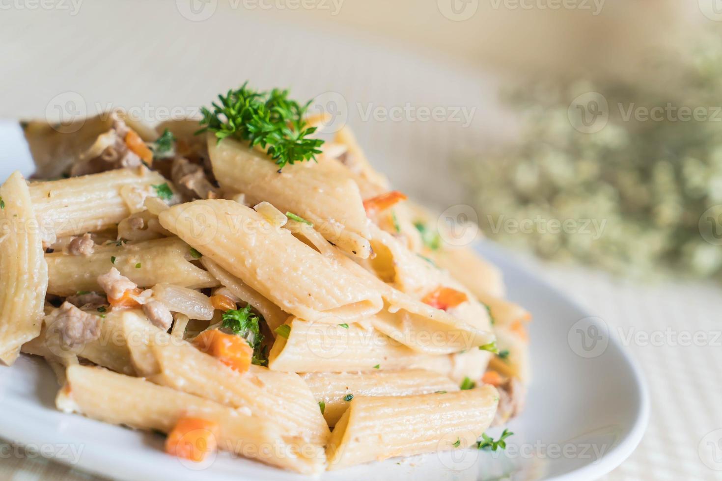 penne pasta gräddost på bordet foto