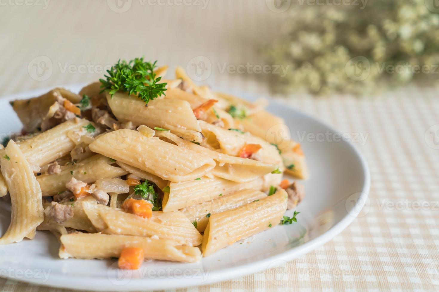 penne pasta gräddost på bordet foto