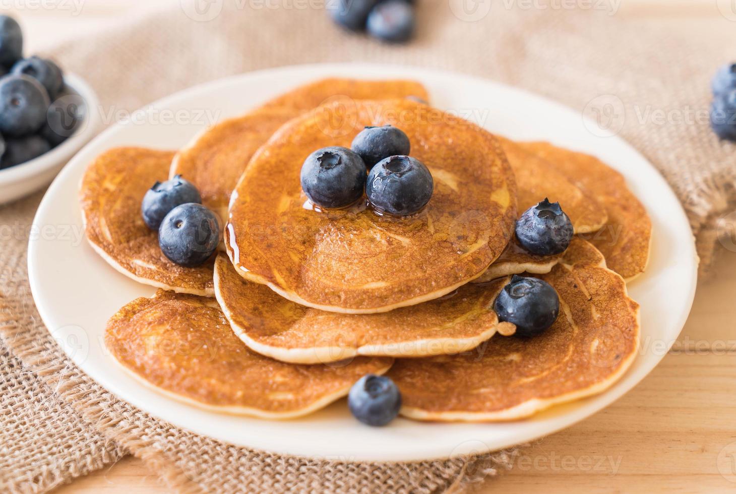 bunt pannkakor med färskt blåbär foto