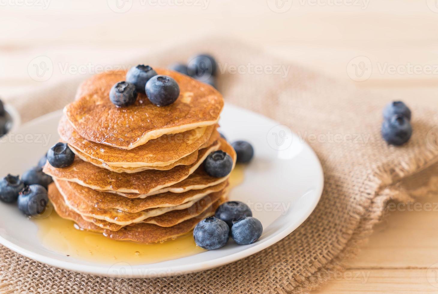 bunt pannkakor med färskt blåbär foto