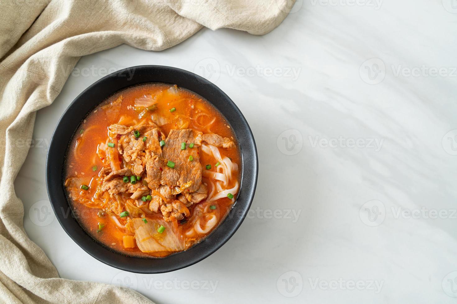 koreanska udon ramen nudlar med fläsk i kimchi soppa foto