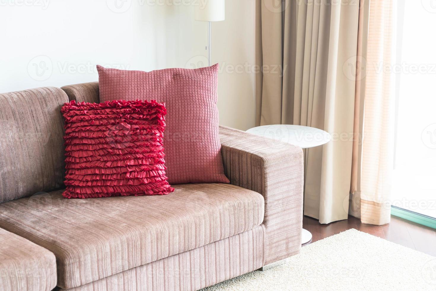 vacker kudde på soffadekoration i vardagsrummet foto