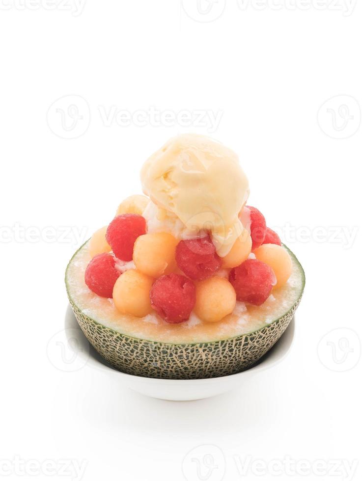 ismelonbingsu, berömd koreansk glass på vit bakgrund foto