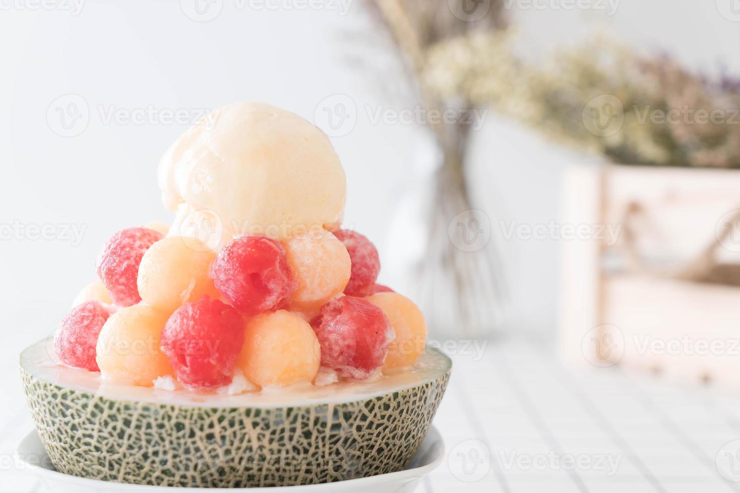 ismelonbingsu, berömd koreansk glass på bordet foto