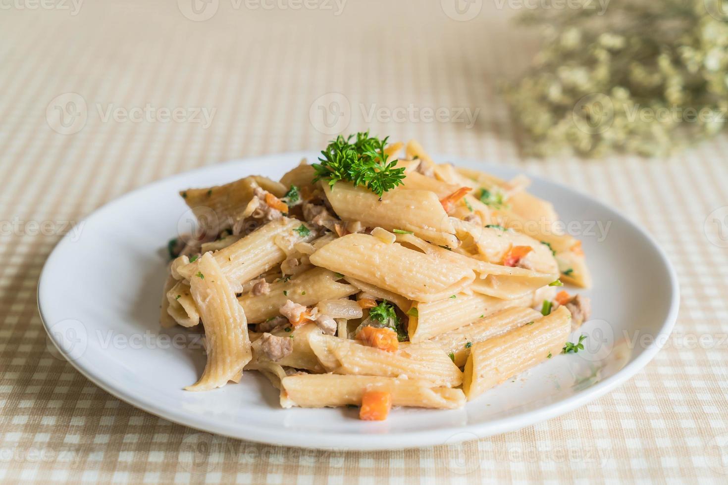 penne pasta gräddost på bordet foto