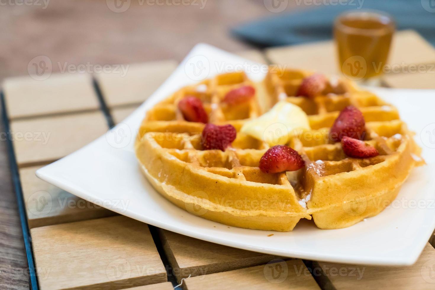 smörvaffel med honung och jordgubbe - efterrätt foto