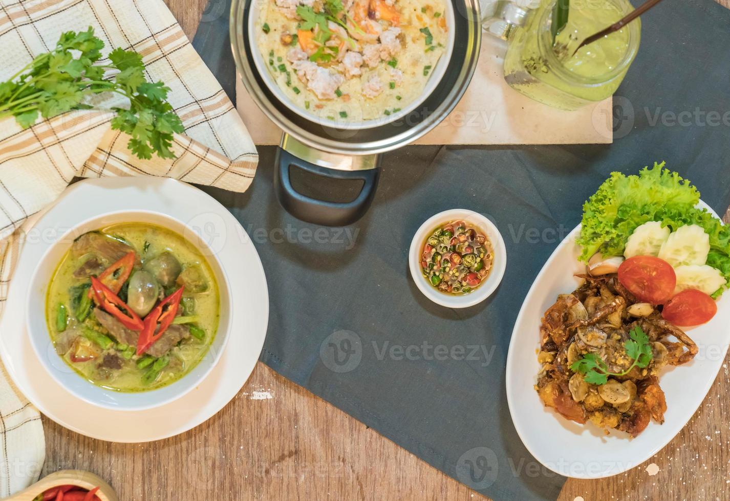 blandad thailändsk traditionell mat på träbord foto