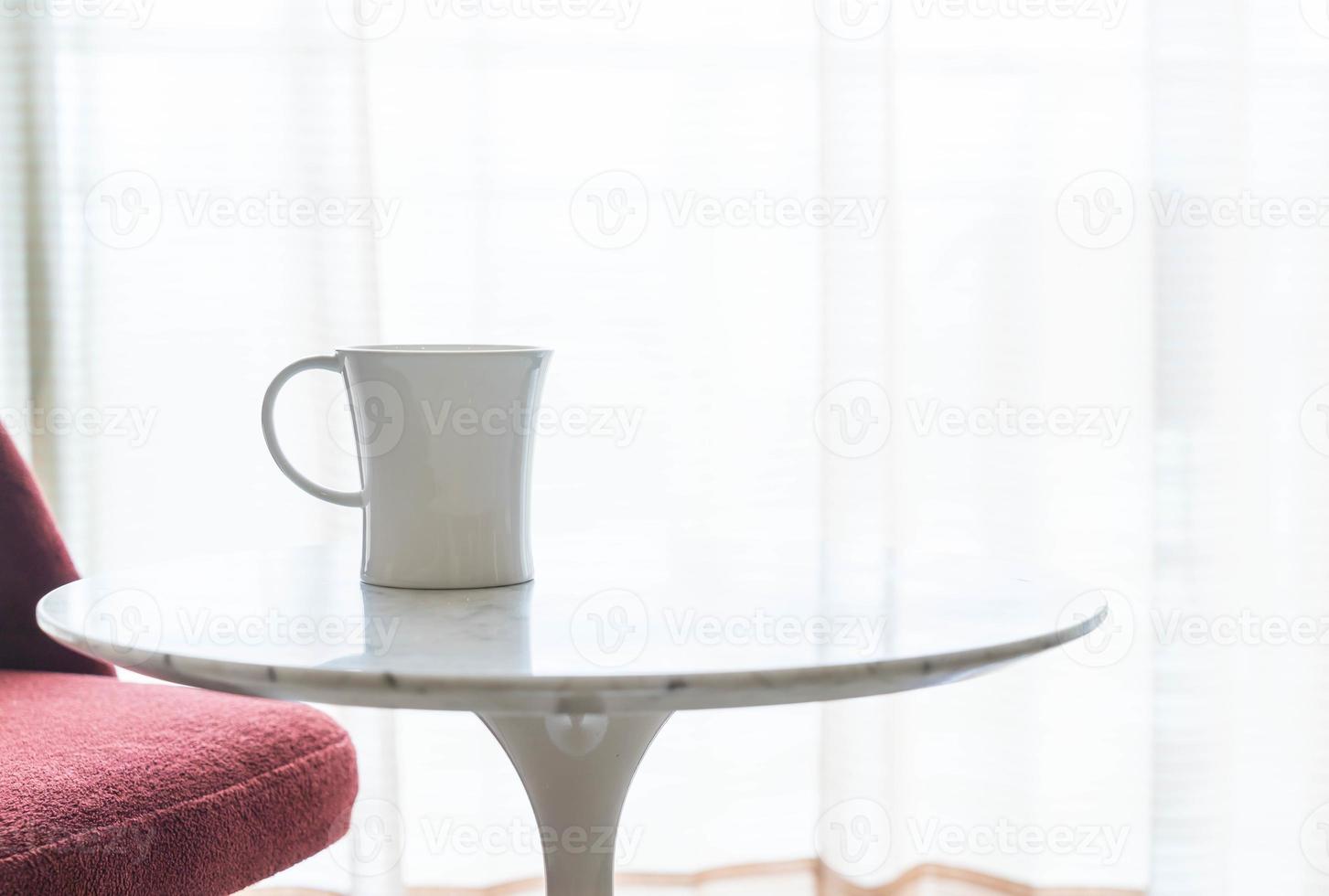 kaffekopp med härlig lyxig stol och bordsdekoration i vardagsrumsinredning för bakgrund - tappningfilter foto