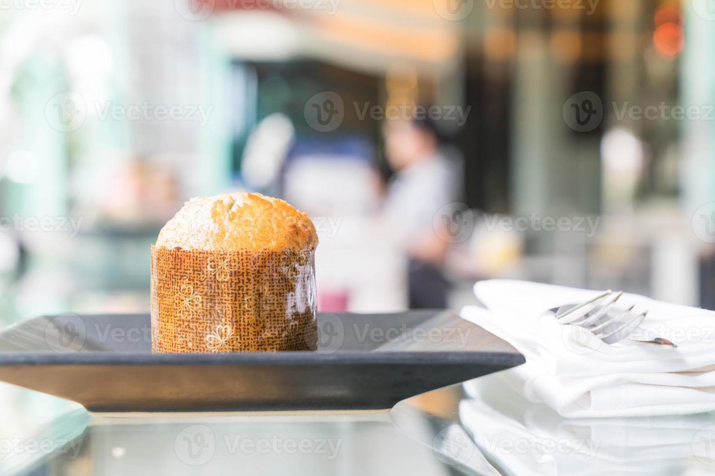 muffinkaka på tallrik i café foto