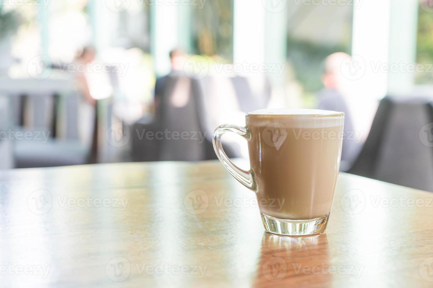 varm latte kaffekopp i kafé foto