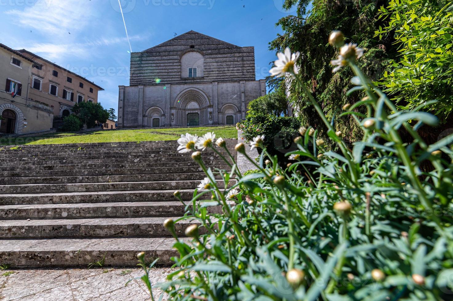 Todi kyrkan San Fortunato precis inne i staden Todi, Italien foto