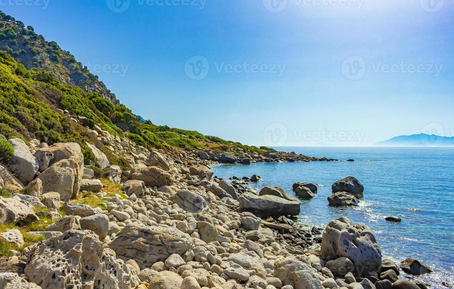 naturliga kustlandskap kos ö Grekland berg klippor stenar. foto