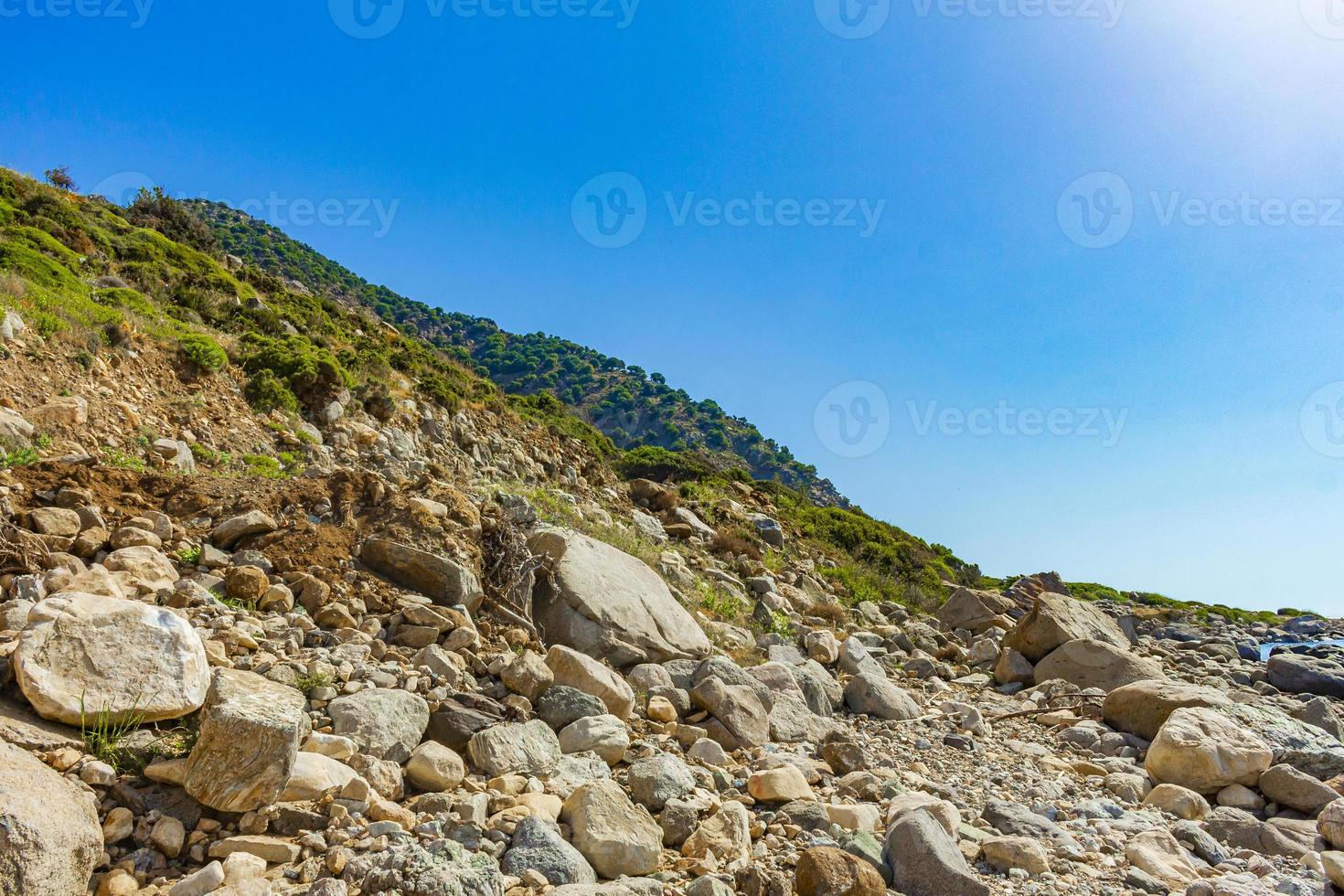naturliga kustlandskap kos ö Grekland berg klippor stenar. foto