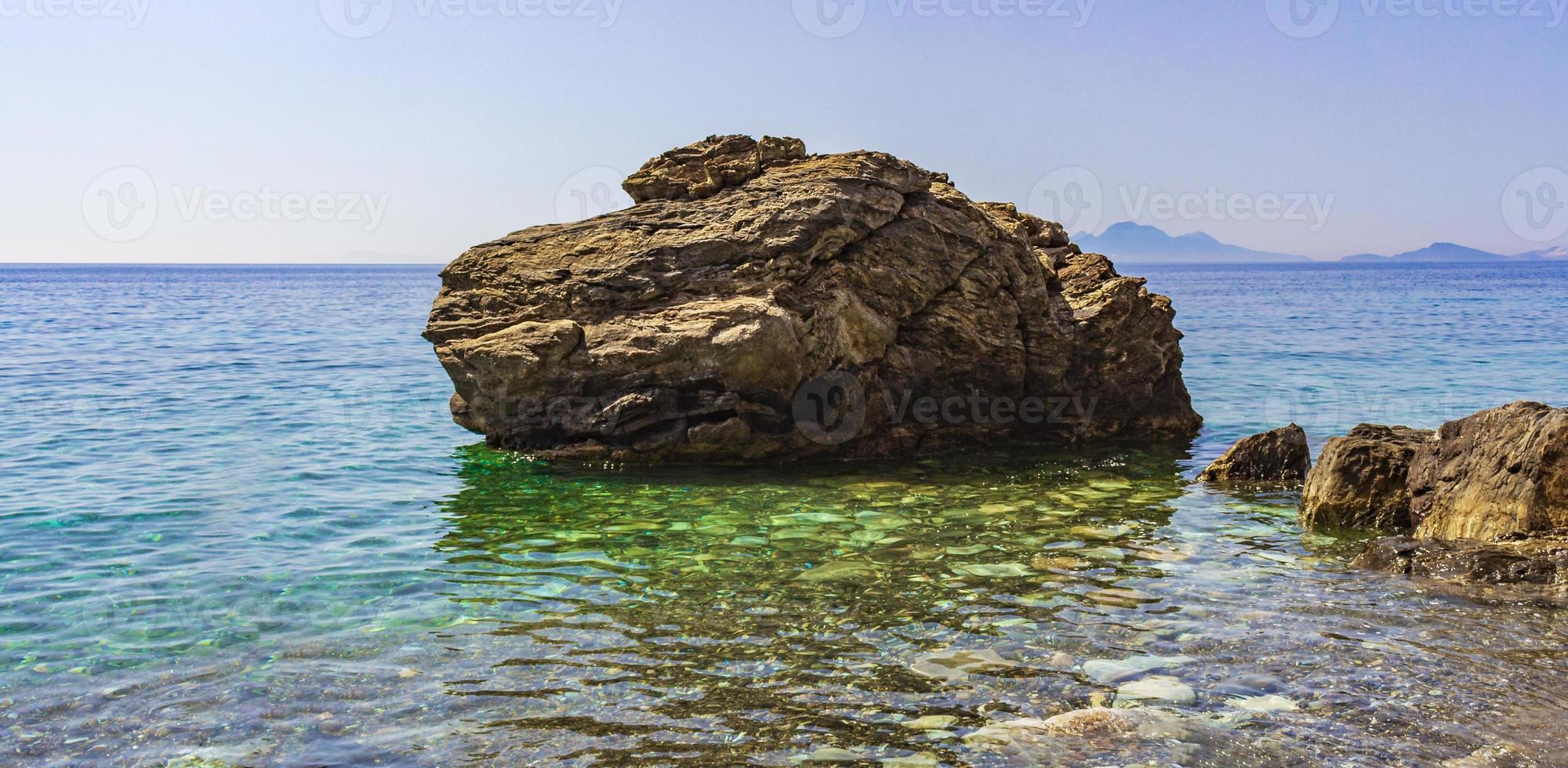 stor sten i naturliga kustlandskap på Kos Island Grekland. foto