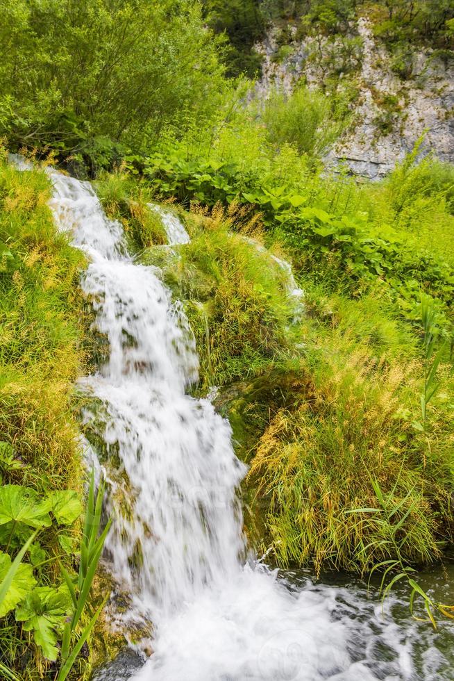 plitvice sjöar nationalpark vattenfall rinner över stenar kroatien. foto