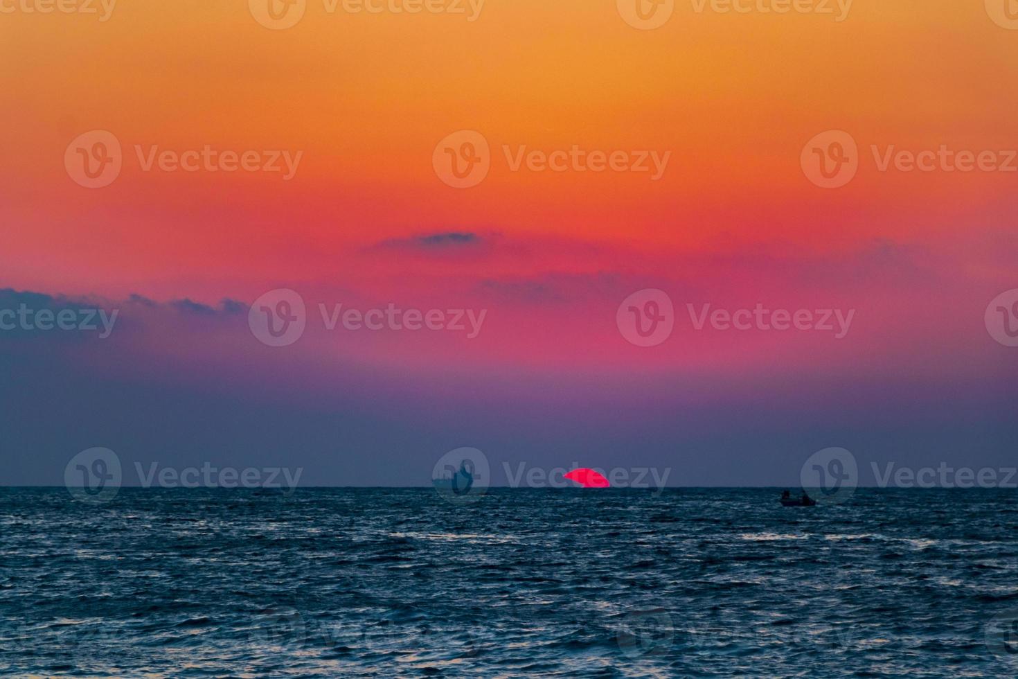 den vackraste färgglada solnedgången vid Ialysos Beach Rhodos Grekland. foto