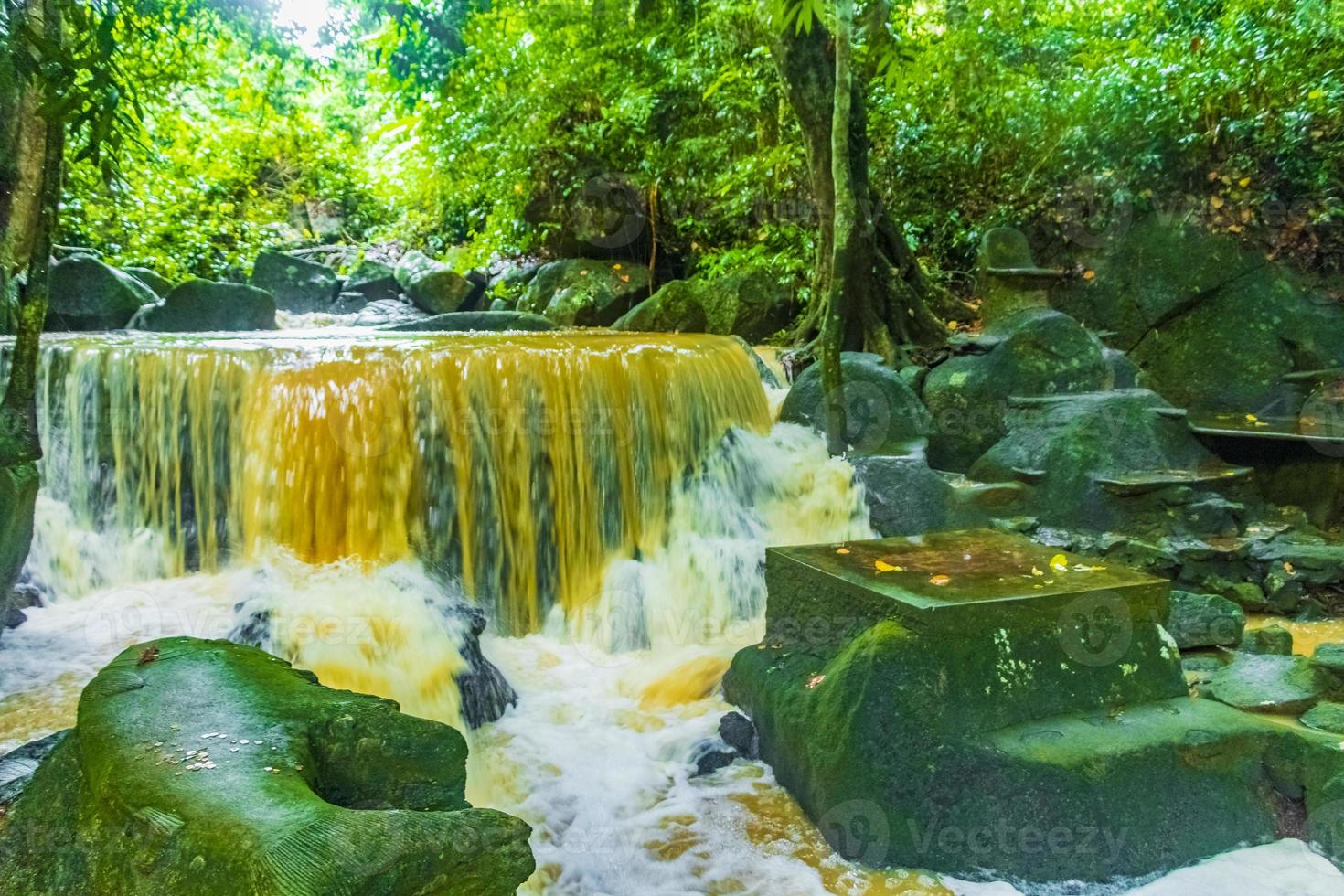 tar nim vattenfall och hemlig magisk trädgård koh samui thailand. foto