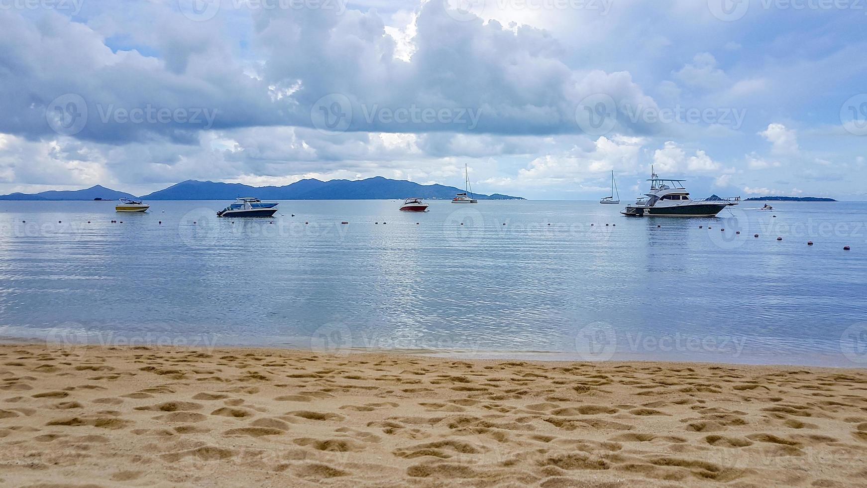 bo phut strandbåtar vattenskoter i Koh Samui, Thailand. foto