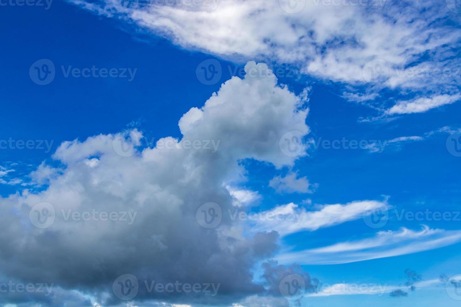 otroliga molnformationer och blå himmel över Thailand. foto