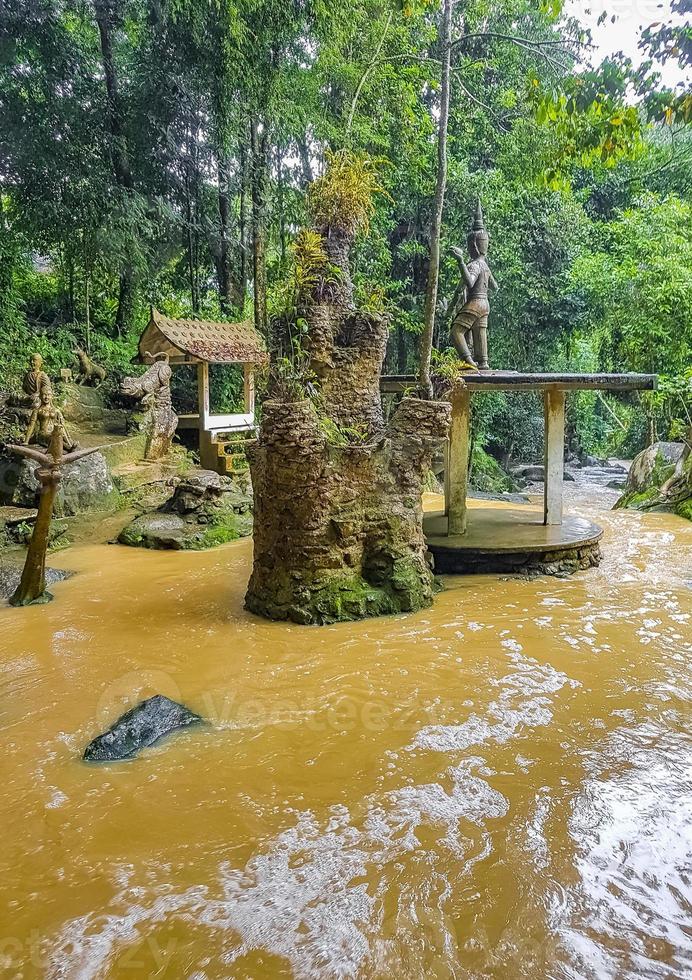 buddha statyer tar nim vattenfall hemlig magisk trädgård koh samui. foto