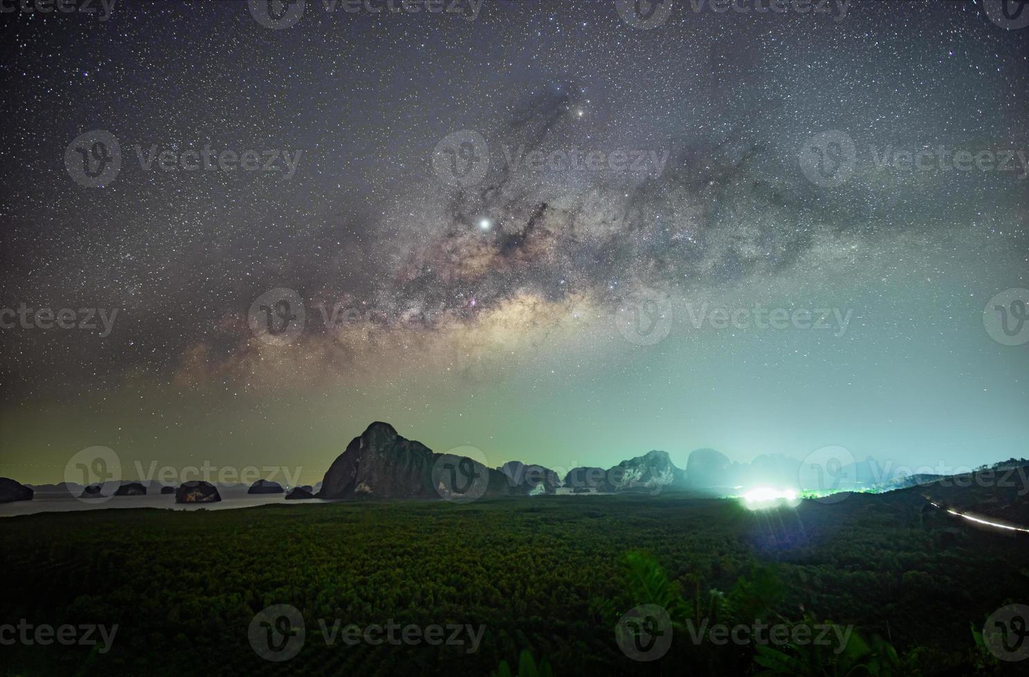 Vintergatan över Samed Nang nee, Phang Nga-provinsen, Thailand foto
