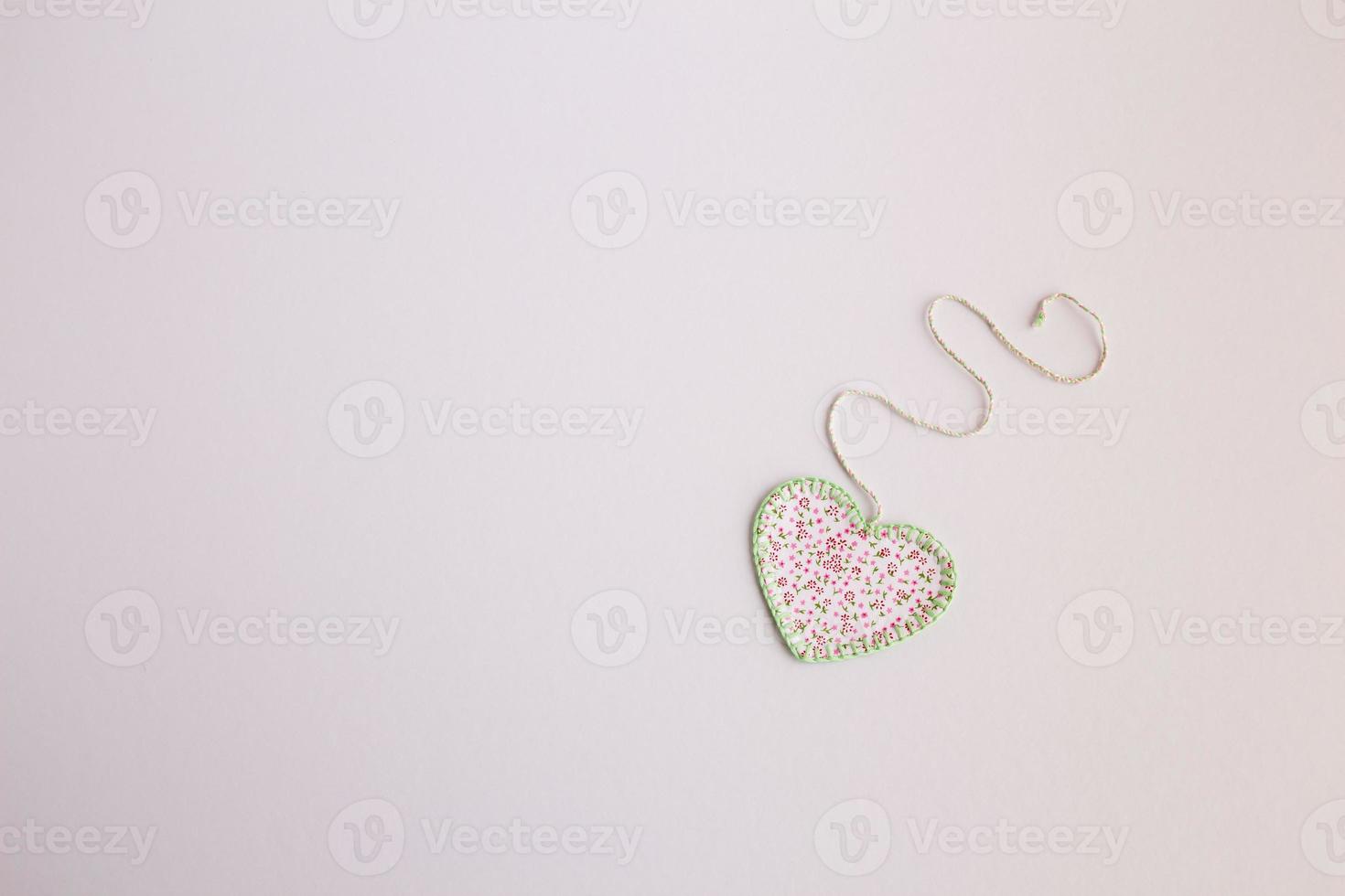 hjärtformad tyglapp på vit bakgrund foto