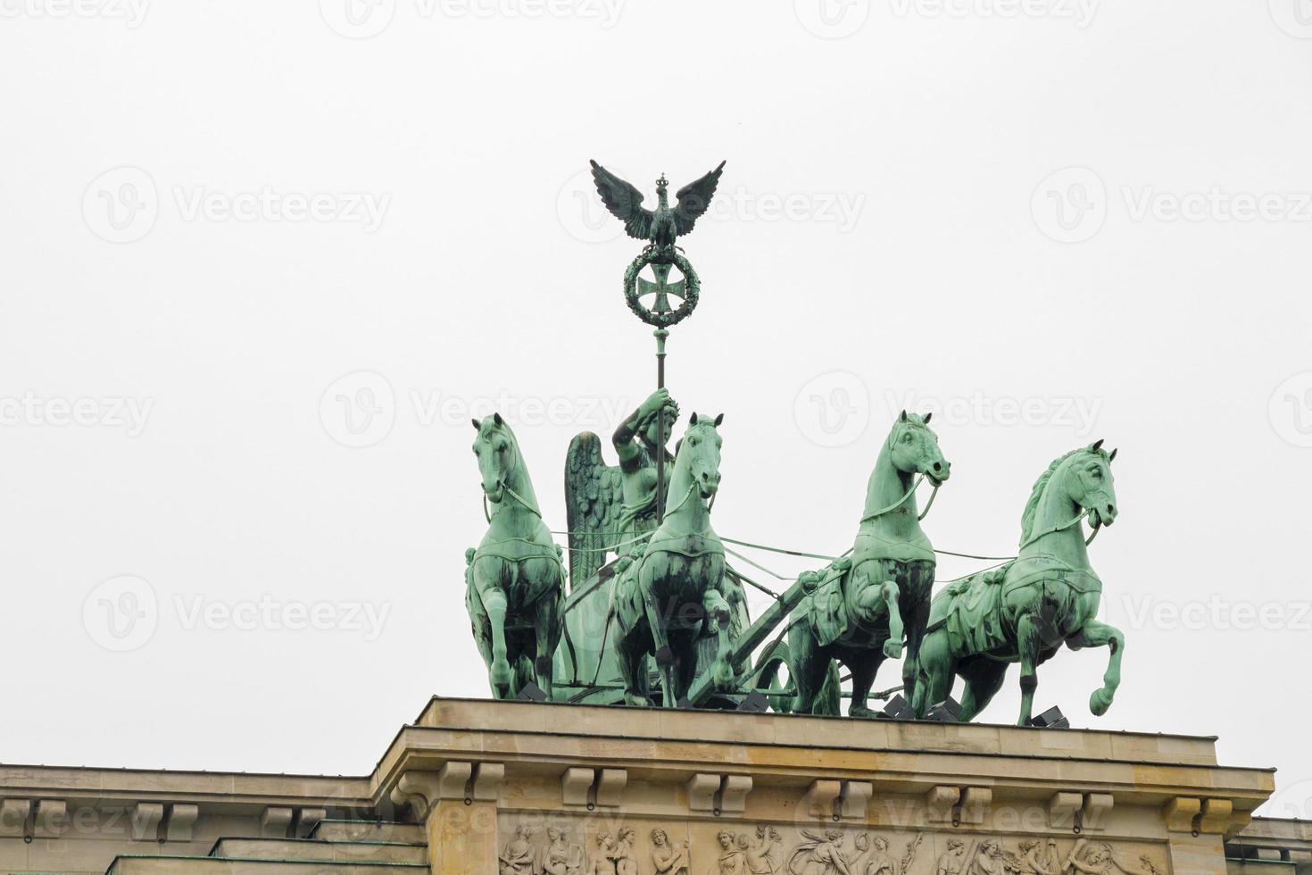 staty quadriga på Brandenburger Tor i Berlin foto