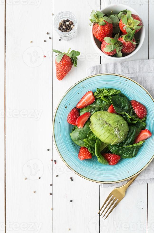 sallad med jordgubbar, avokado, spenat foto