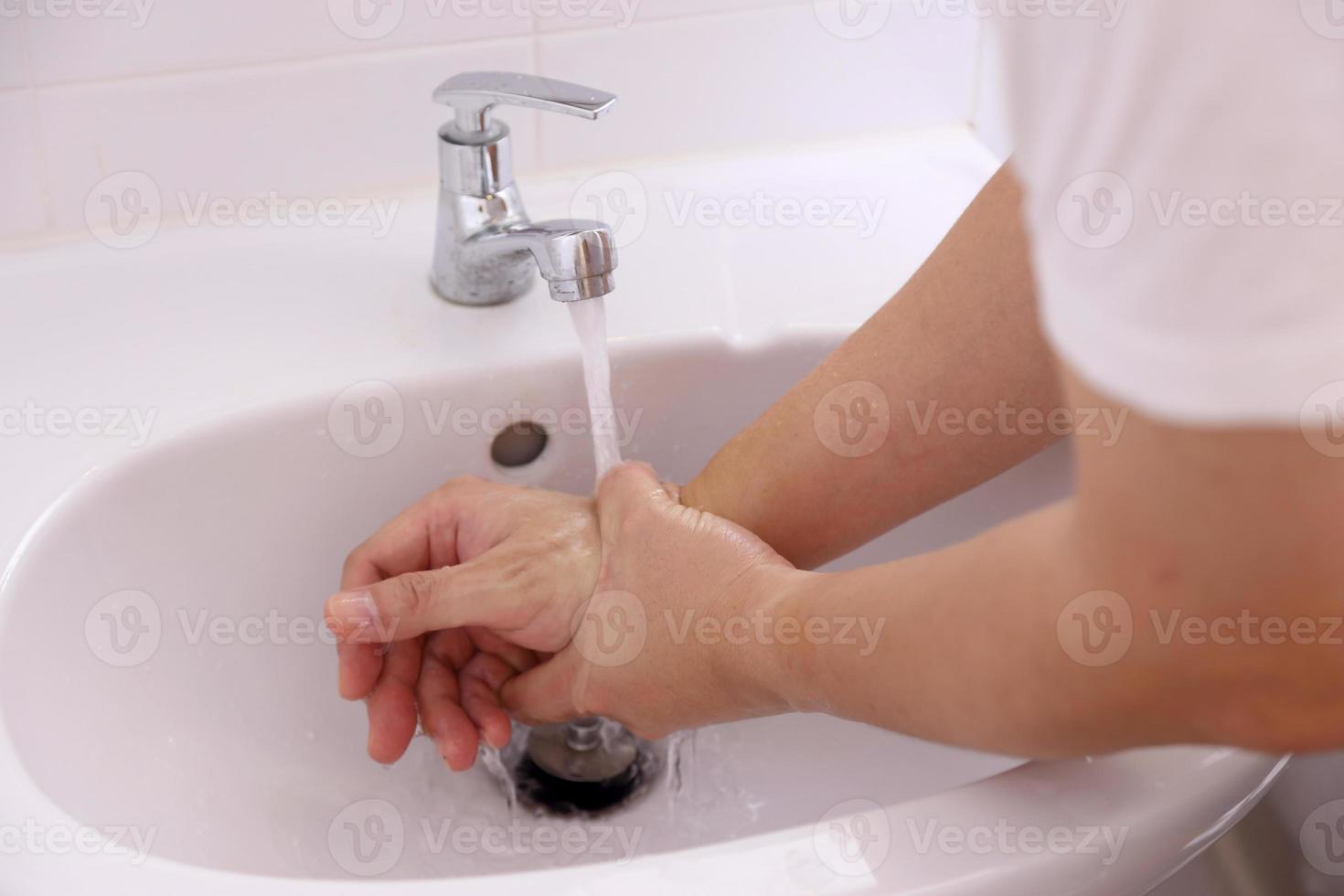 friska händer tvättar foto