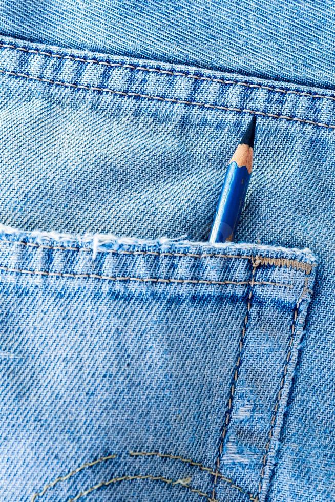 penna i fickan på blå jean foto