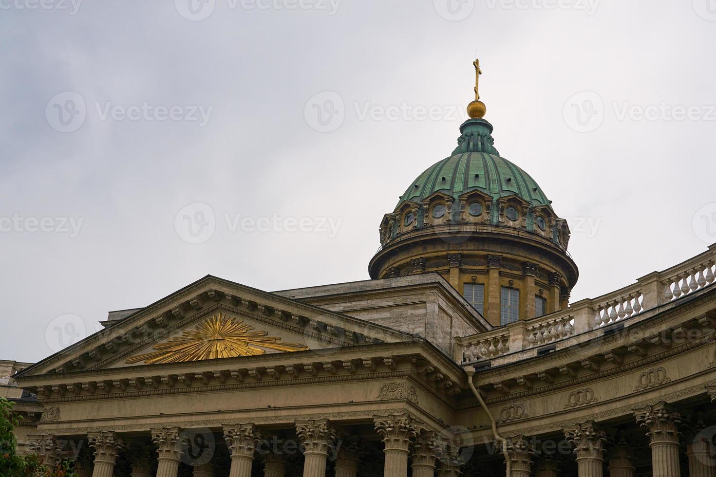 kupolen i kazankatedralen med en molnig himmel i bakgrunden. foto