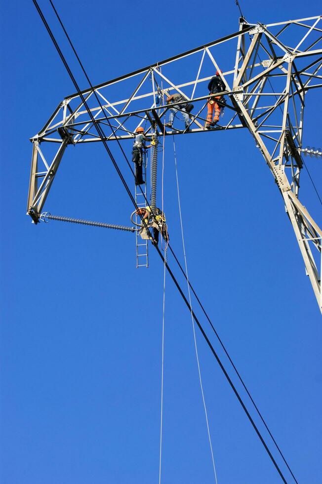 underhåll av en hög Spänning pylon foto