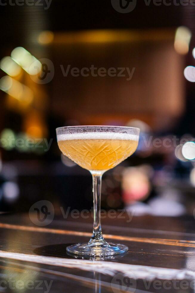 ljus gul, återupplivande cocktails vilar på en bar disken. foto