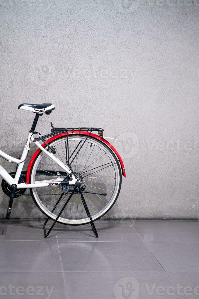retro gammal cykla med röd och vit Färg främre betong vägg bakgrund. årgång gammal stil filtrerades Foto