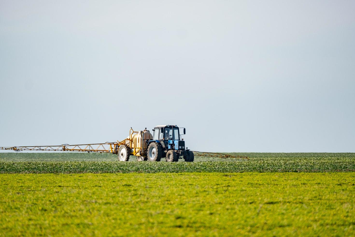 traktor bevattnar fältet foto