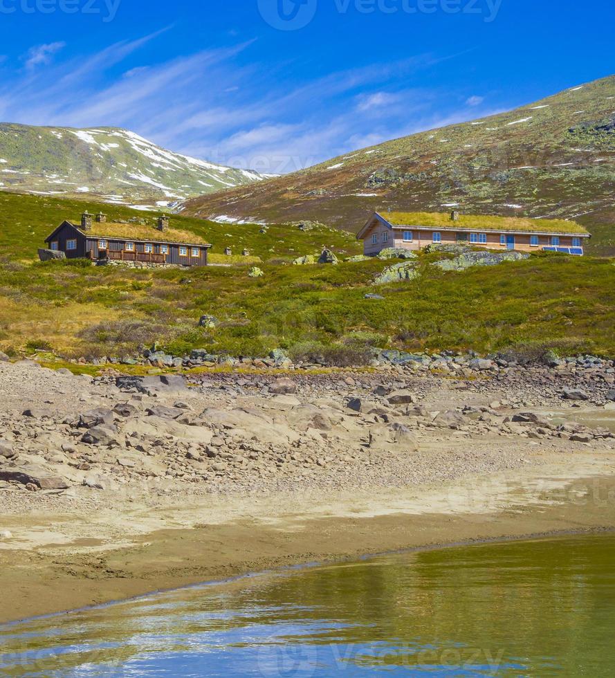 vavatn sjö panorama landskap hyddor snöiga berg hemsedal norge. foto