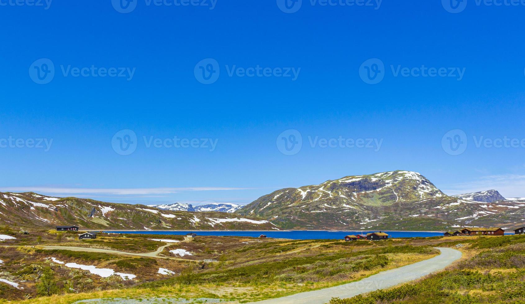 vavatn sjö panorama landskap hyddor snöiga berg hemsedal norge. foto