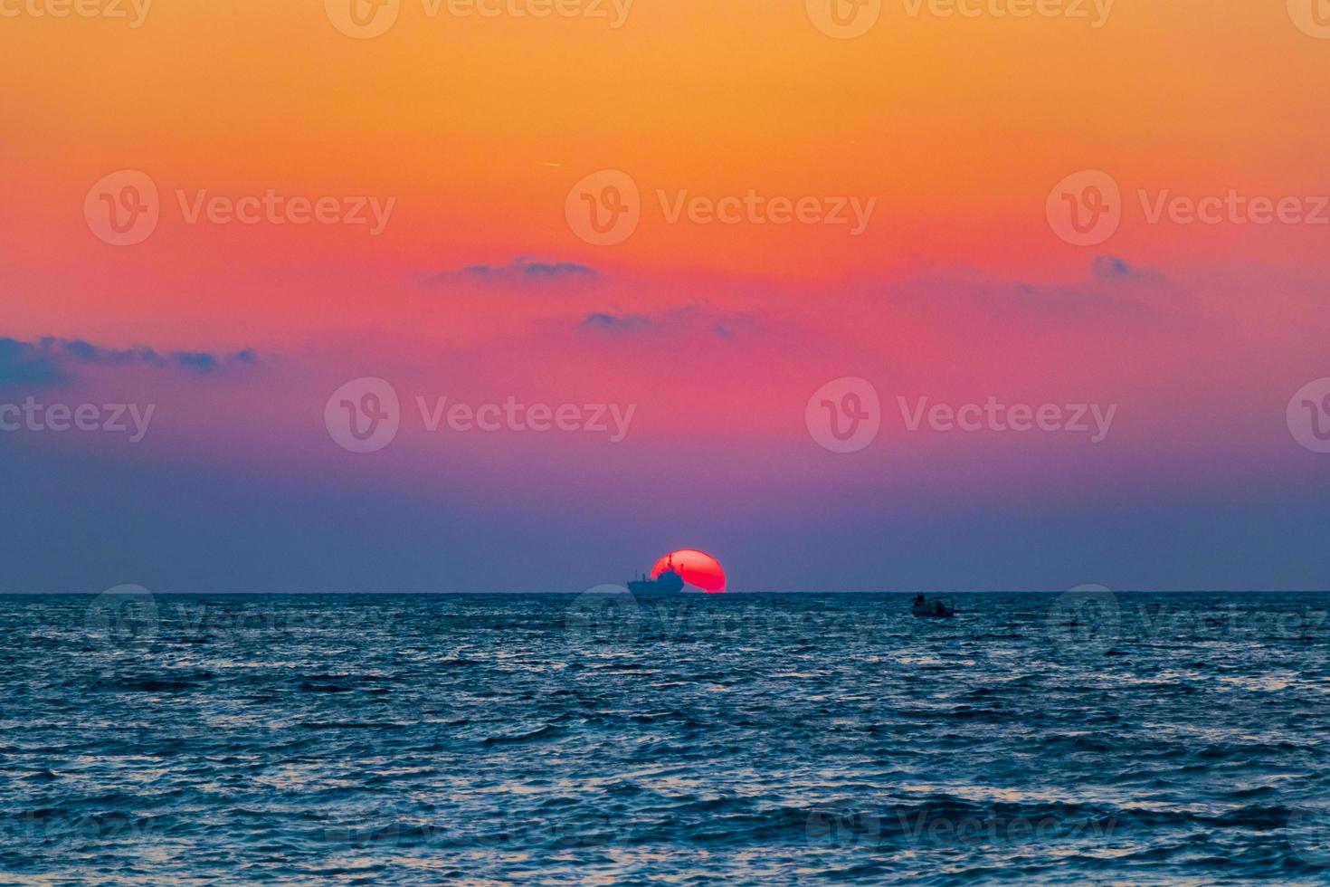 den vackraste färgglada solnedgången vid Ialysos Beach Rhodos Grekland. foto