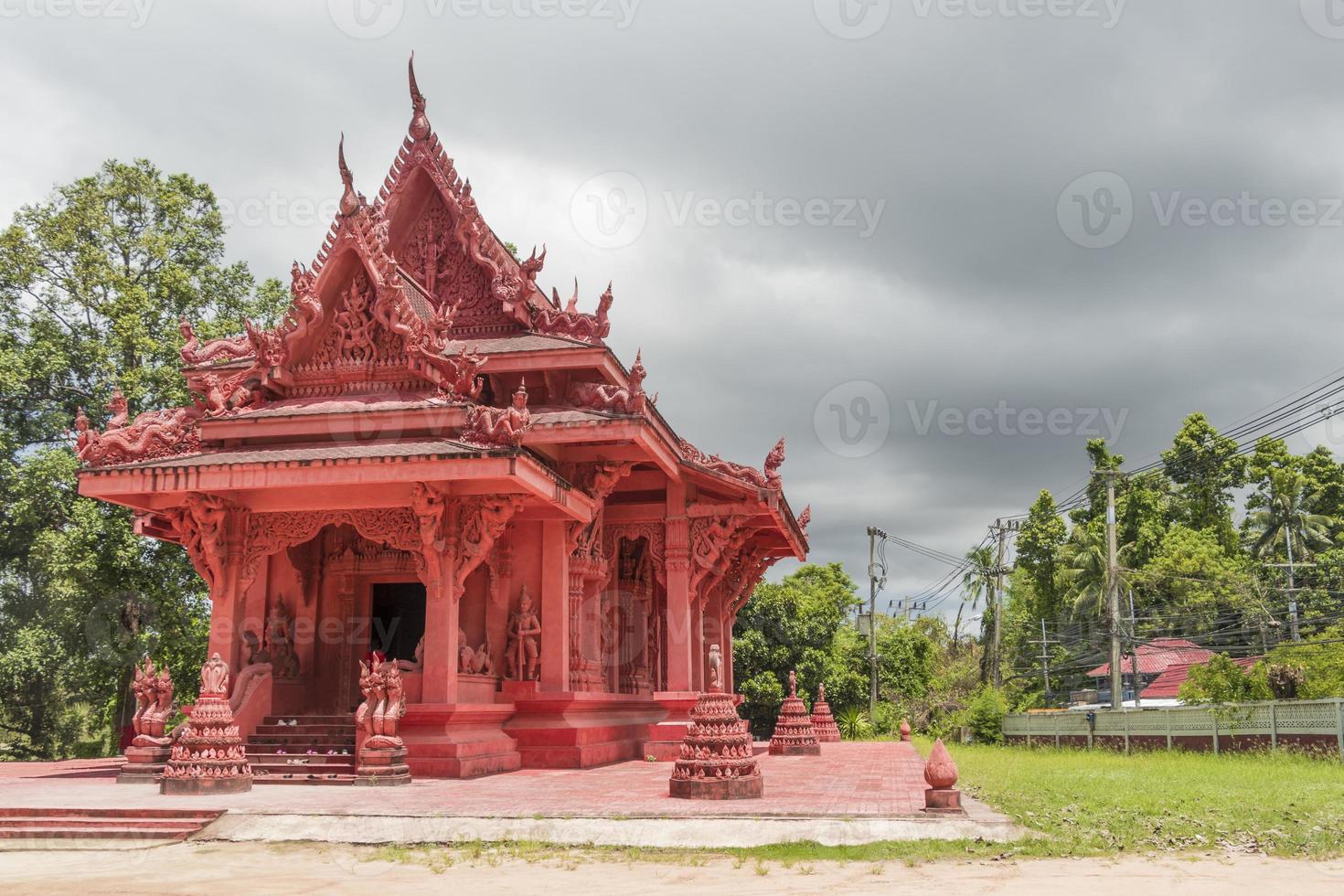 rött tempel wat sila ngu, wat ratchathammaram, koh samui, thailand. foto
