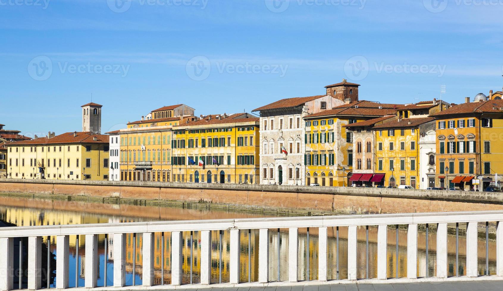 gamla byggnader i pisa reflekteras i floden arno foto