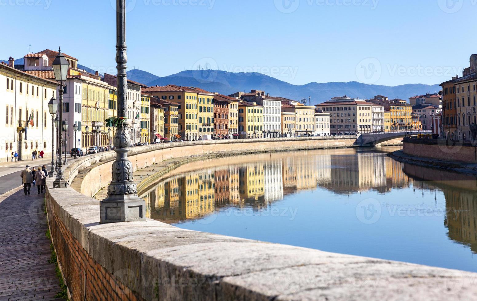 staden Pisa korsad av floden Arno foto