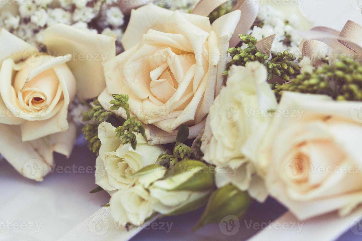 bukett rosor och blommor som används för ett bröllop foto