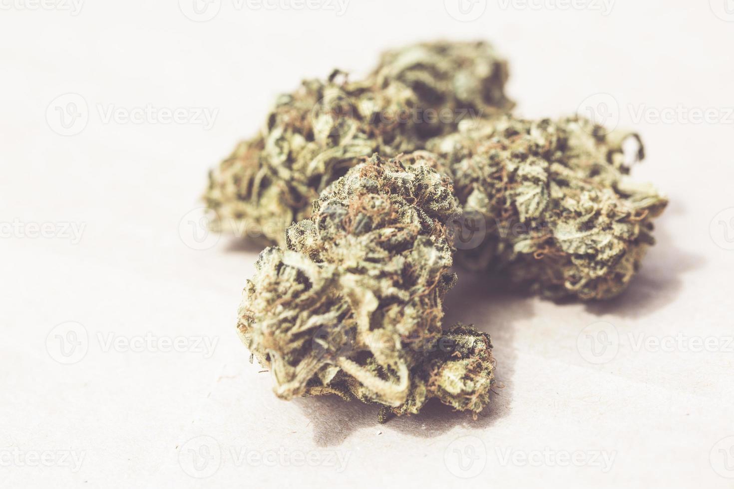 lagliga marijuana blommor på papper bakgrund foto