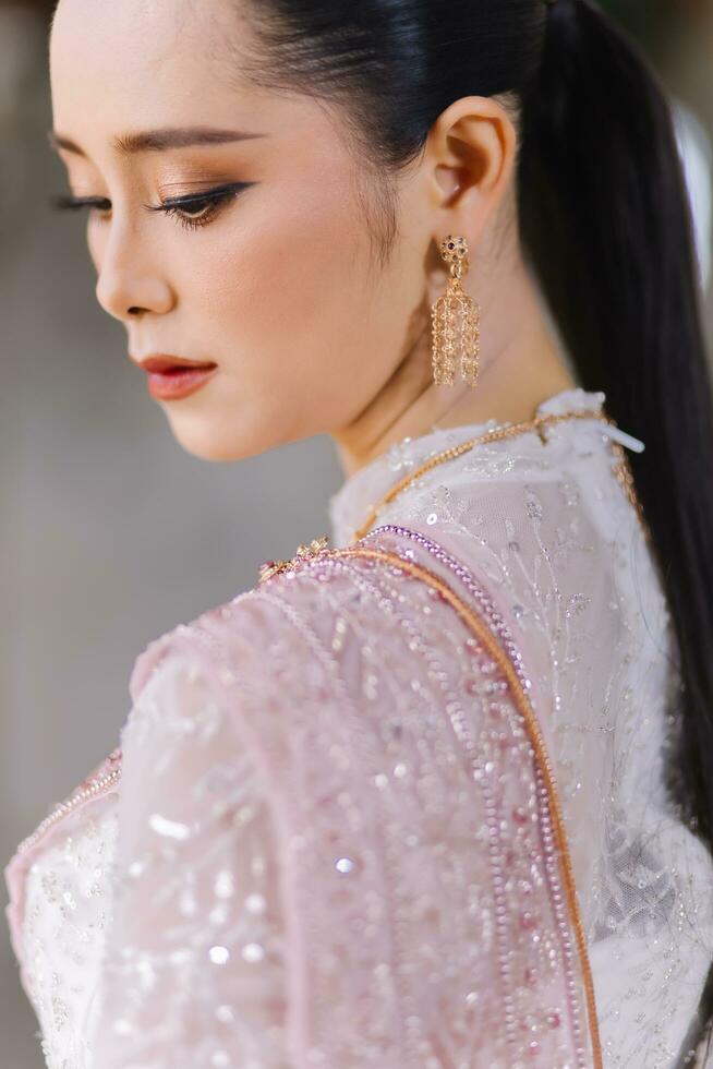 skön thai flicka i thai traditionell kostym.brud thai flicka skön. foto