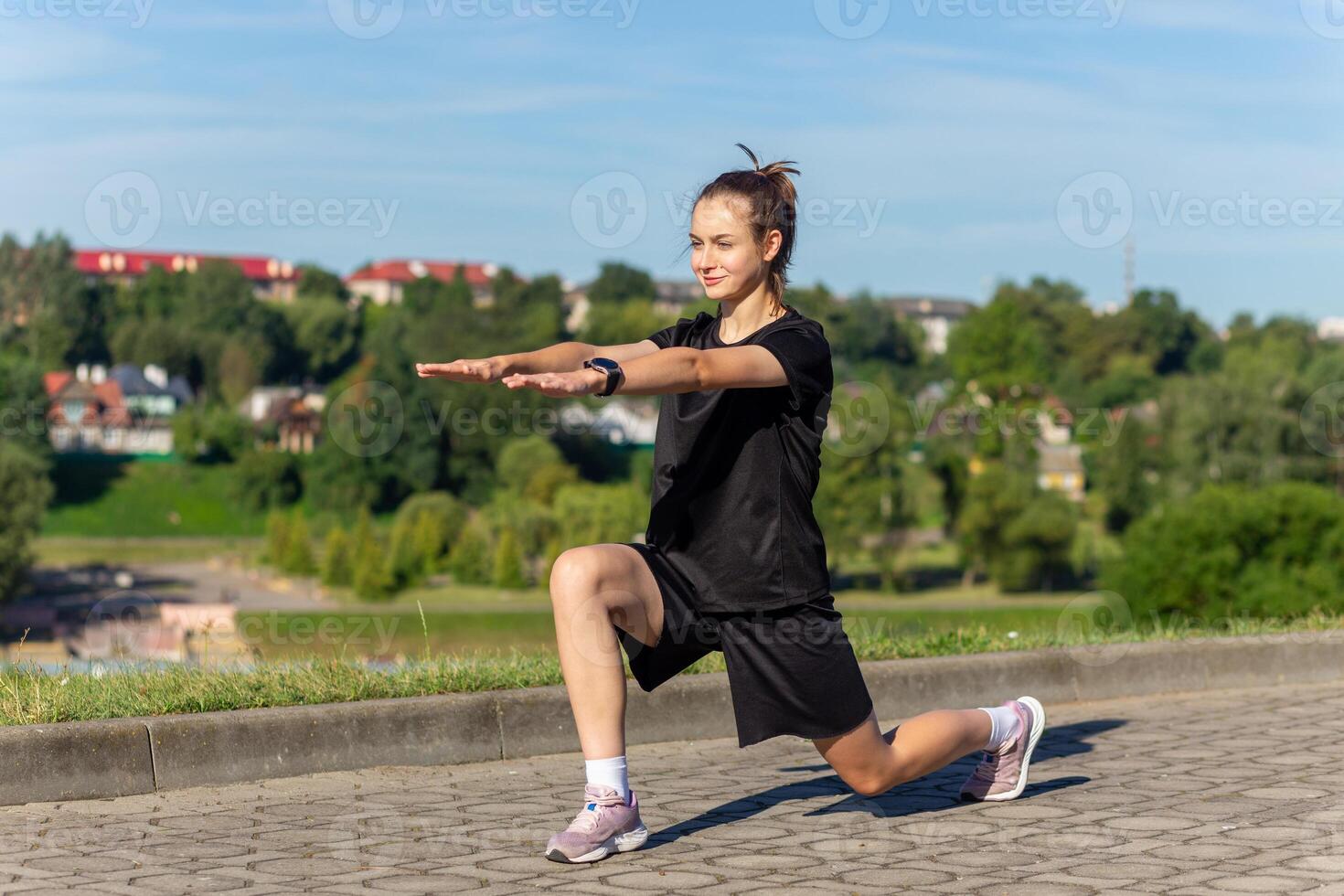 ung, passa och sportig flicka i svart kläder stretching efter de träna i de urban stad parkera. foto