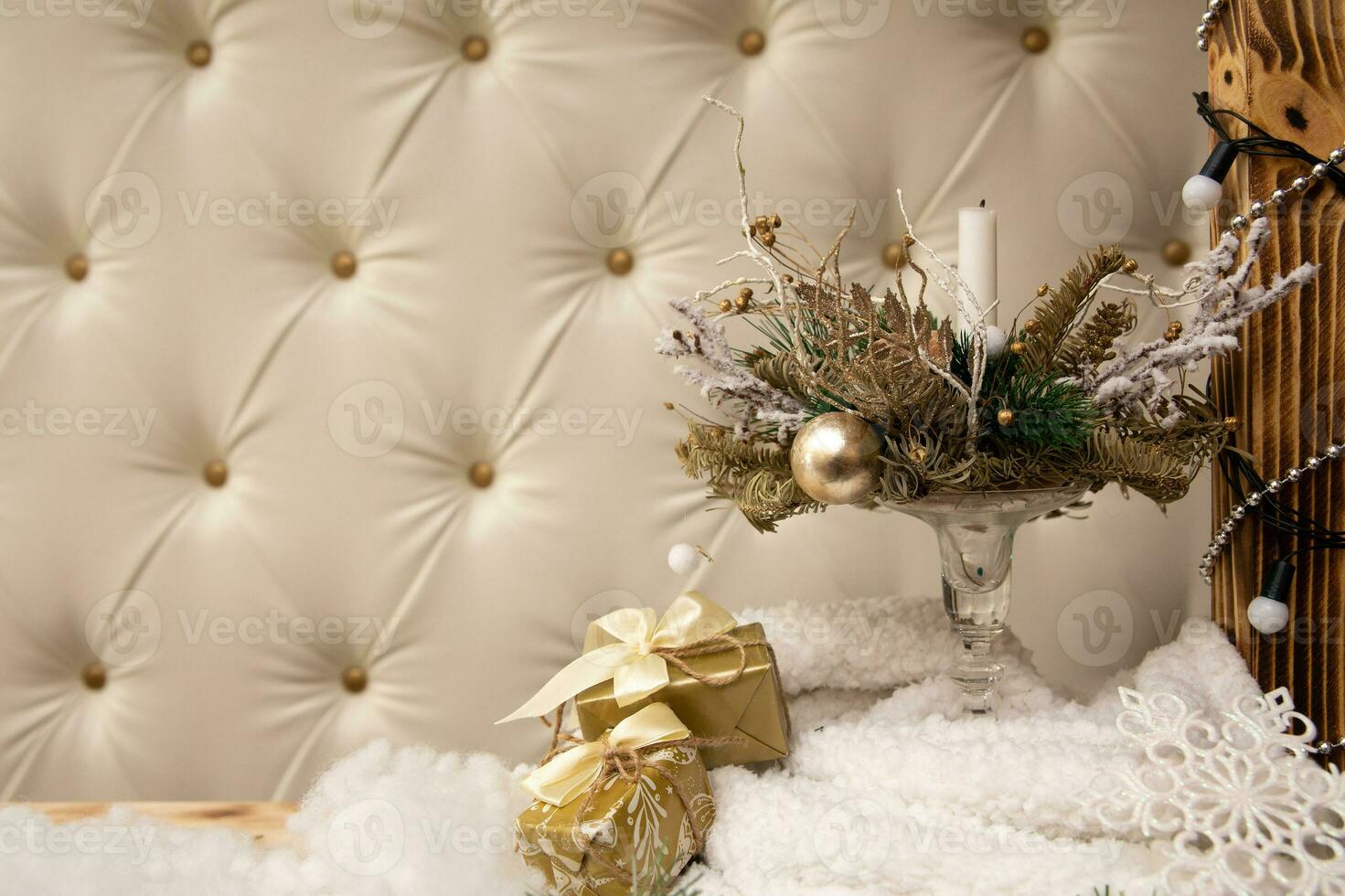 jul dekoration med ljus, jul träd, koner och gåvor. foto