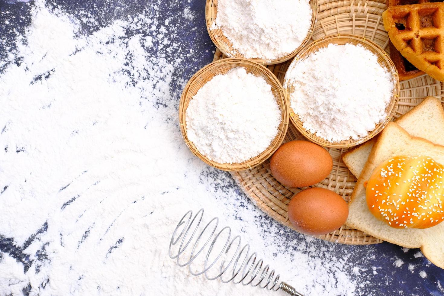 mjöl och ägg för bakning av ingredienser foto