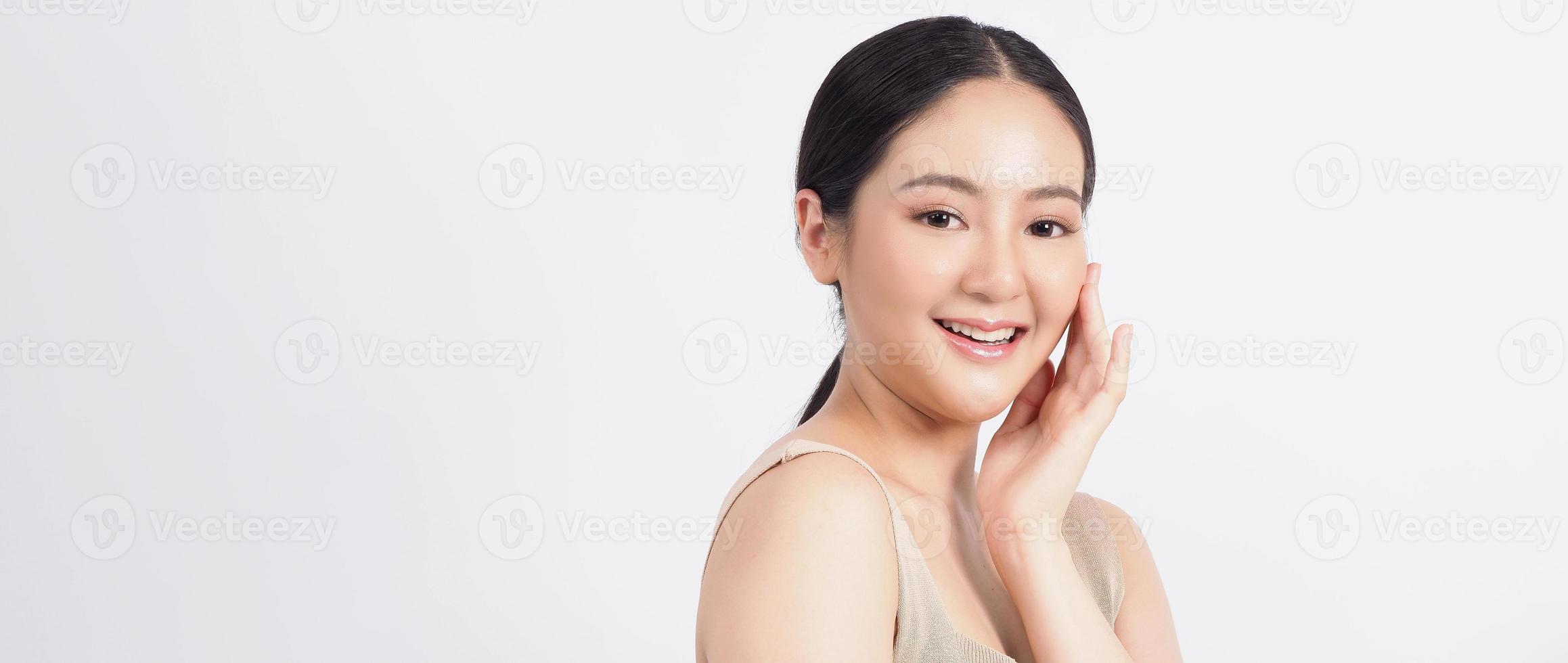 ung asiatisk kvinna skönhet ansikte utgör för hudvård kosmetiska foto
