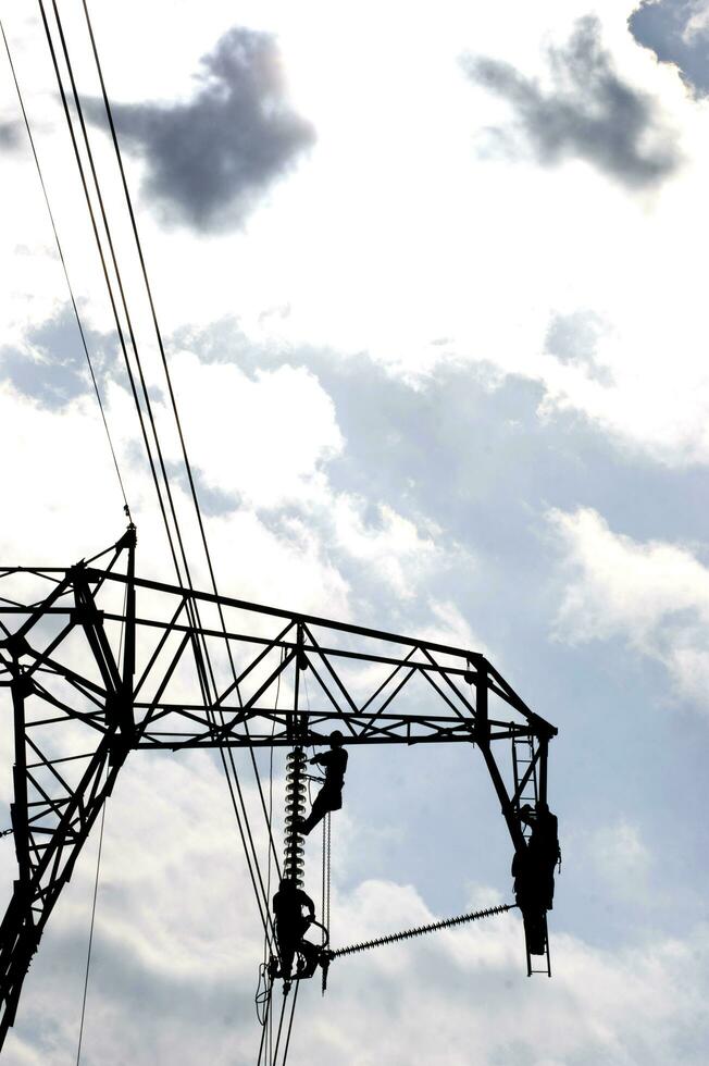 underhåll av en hög Spänning pylon foto